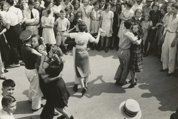 Bainbridge Swing Dance Gets Informal on the 4th